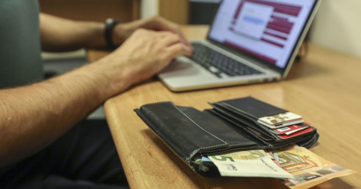 Porelė prekiavo neegzistuojančiu šienu ir nuomavo butą, kurio neturėjo