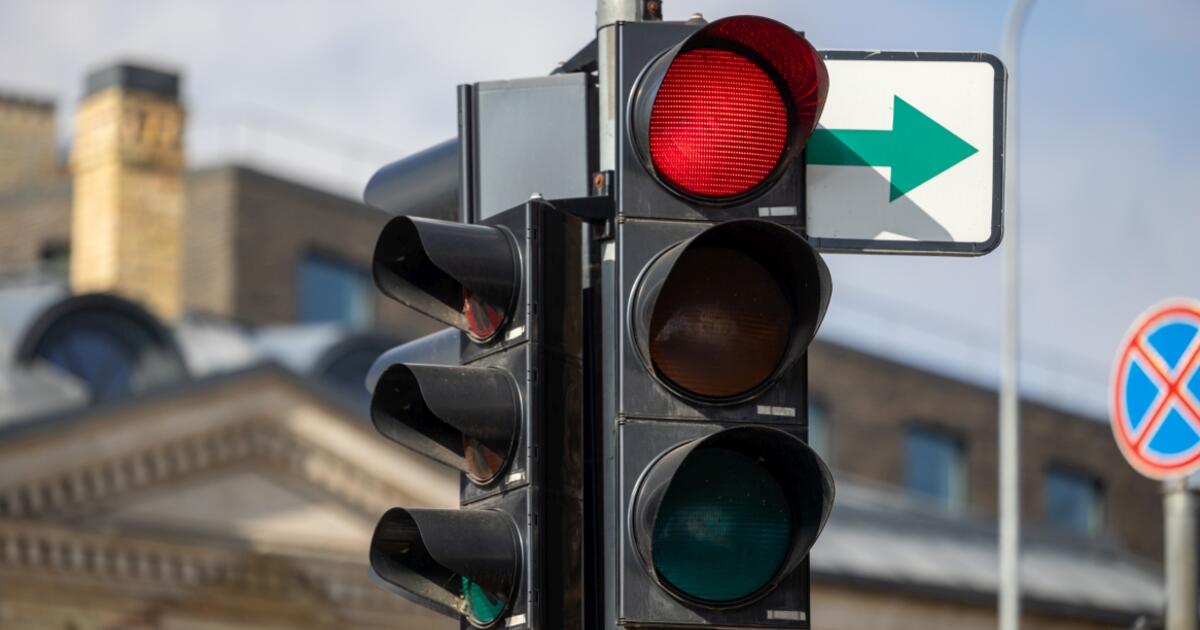 Automobilis partrenkė degant draudžiamam šviesoforo signalui į kelią išbėgusią mergaitę