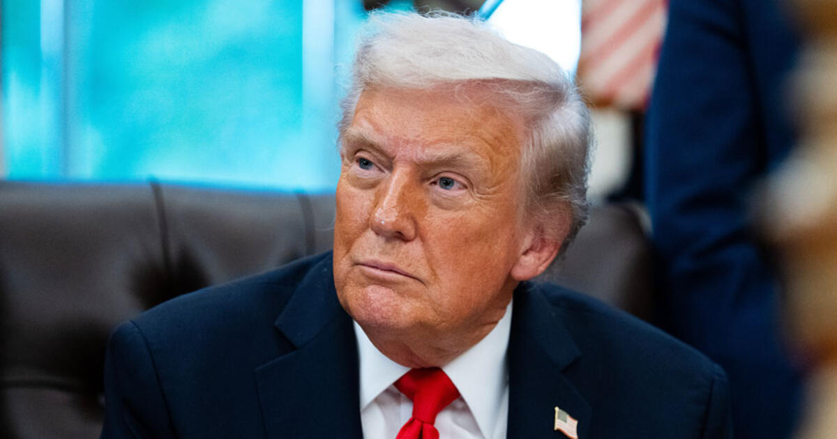 Trumpas nori visiems JAV piliečiams išmokėti po 2000 dolerių