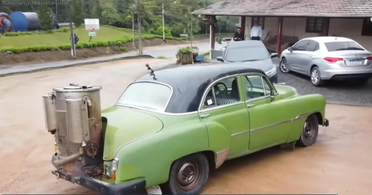 Atrastas senovinis „Chevrolet“, kuris beveik 50 metų važinėja kūrenamas malkomis (vaizdo įrašas)