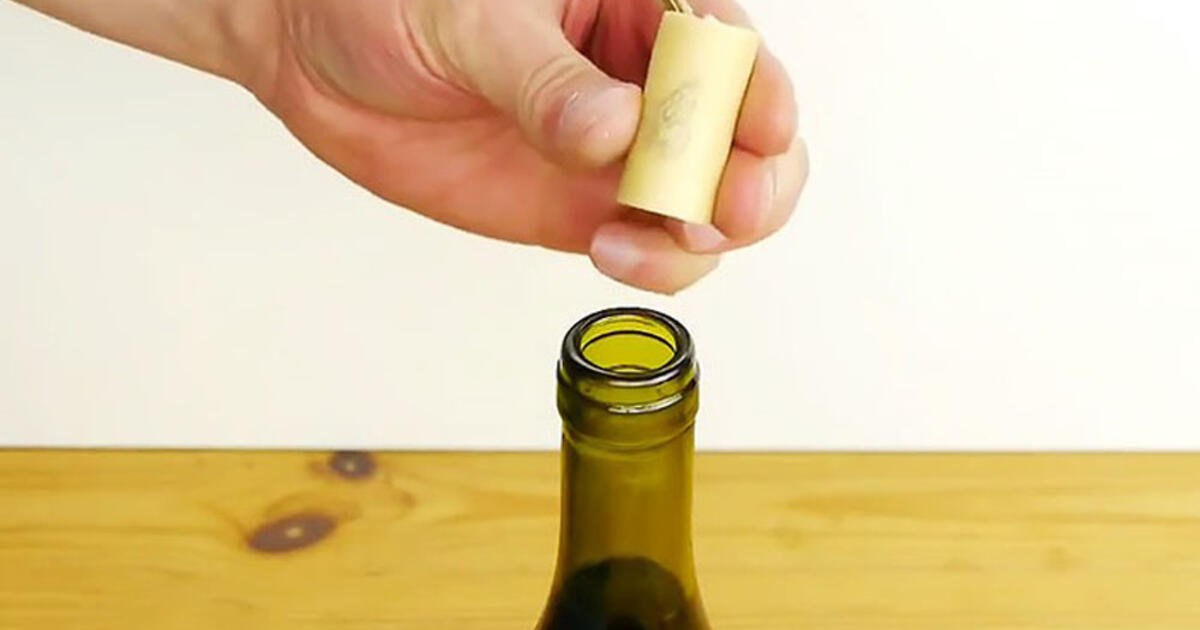 Užmiršote kamščiatraukį? Gudrus triukas buteliui atidaryti be jo