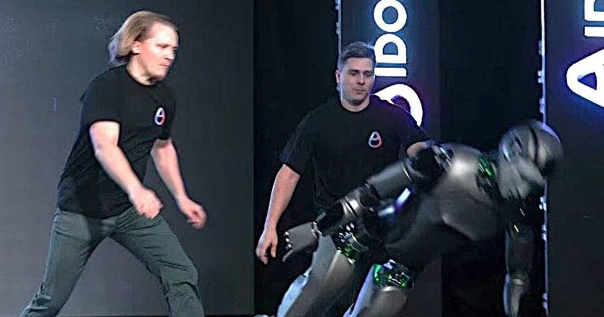 Rusijos robotų kūrėjai gėdingai apsijuokė: jų humanoidas scenoje elgėsi lyg girtas rusas ir viskas baigėsi apgailėtinu fiasko