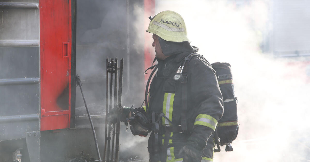 Padegėjas dienos šviesos nepabūgo: prie garažo paliktą „pežuką“ sniegu užgesinti nepavyko