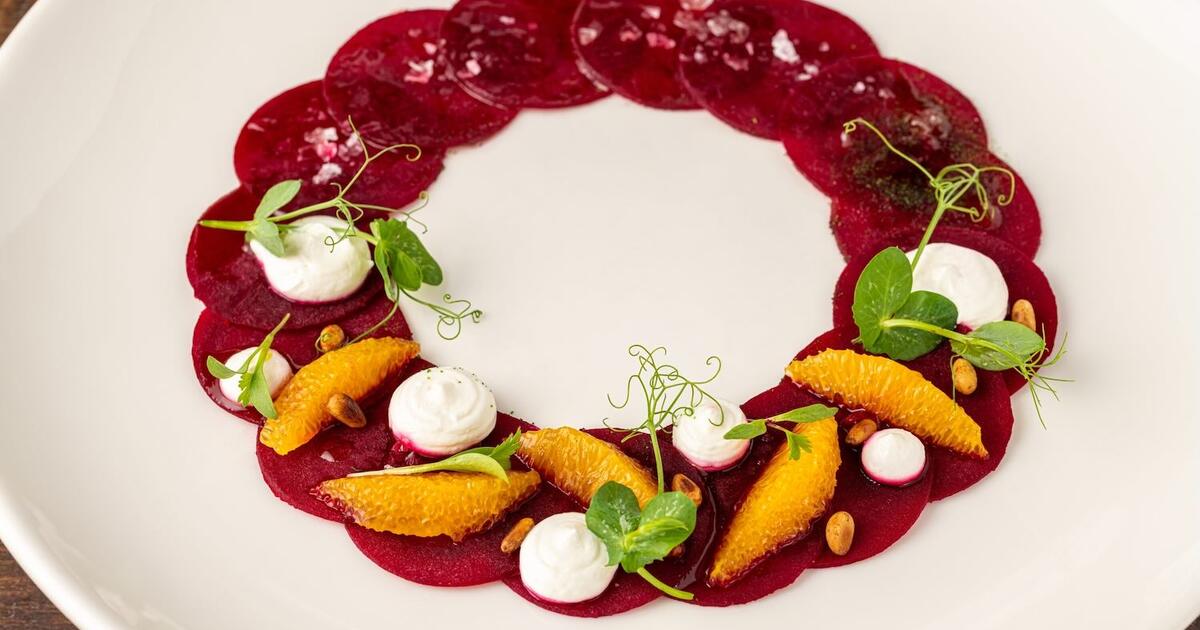 Nuo humuso iki burokėlių karpačo: kaip iš paprasto burokėlio sukurti nebrangius ir šventiškus patiekalus