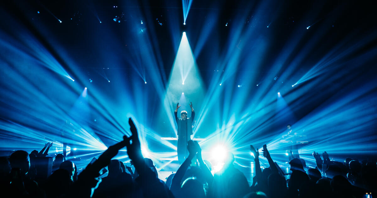 Dviguba dovana: Valentino dienai - bilietai, Moters dienai – romantiškas vakaras su Alanu Chošnau Klaipėdoje