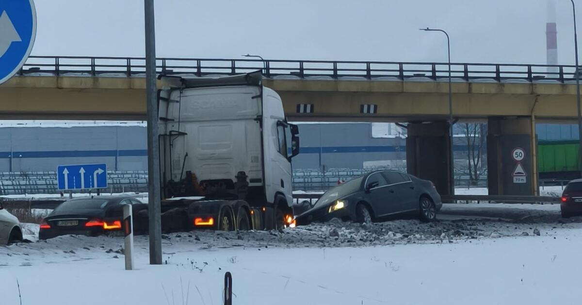 Jakų žiedo kasdienybė: „metalinė“ avarija ir didžiulis kamštis