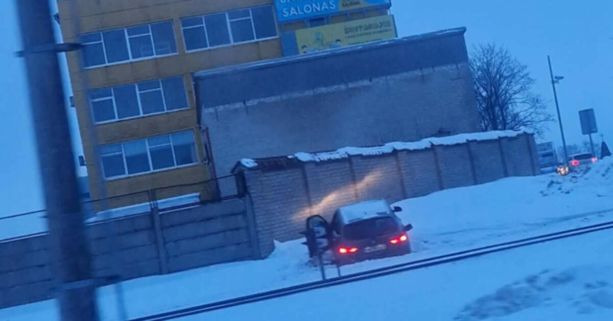 Jaunimui kelio neužleido: brandi dama sankryžoje „pakirto“ BMW