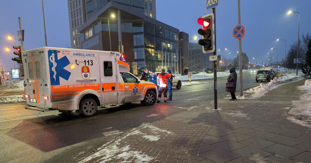 Judrioje sankryžoje - įstaigų transporto susidūrimas