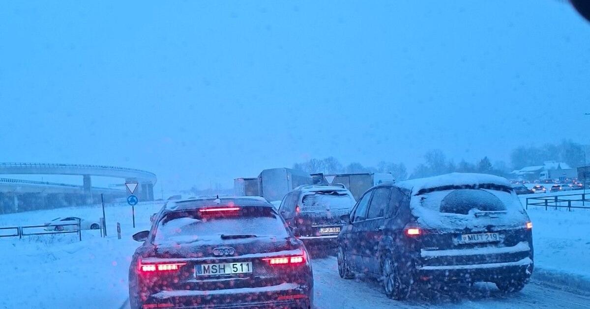 Pūga vairuotojus privertė prisiminti atsargumą: metalinių dūžių išvengti nepavyko