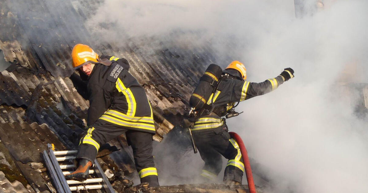 Ugniagesiai skubėjo prie Kuršių marių: pro nendrinį stogą ėmė veržtis dūmai