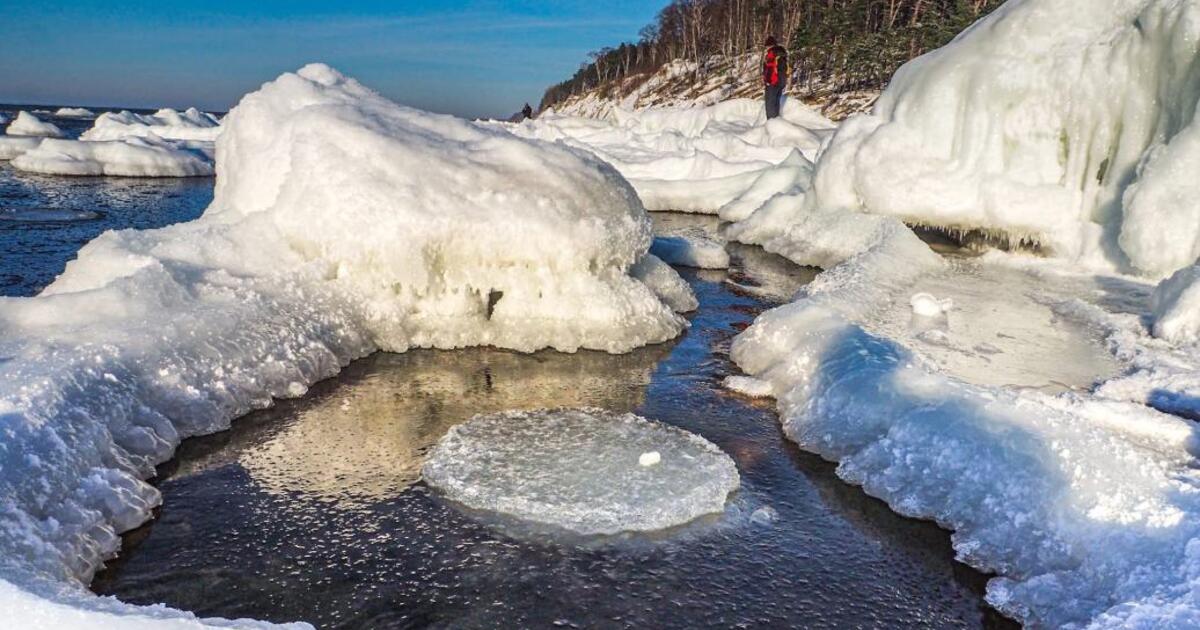 Apledėjęs pajūrys gali iškrėsti ir pokštų: jei vėjas pasisuks, tikimybė susidurti su vėjo suneštu ledo lauku