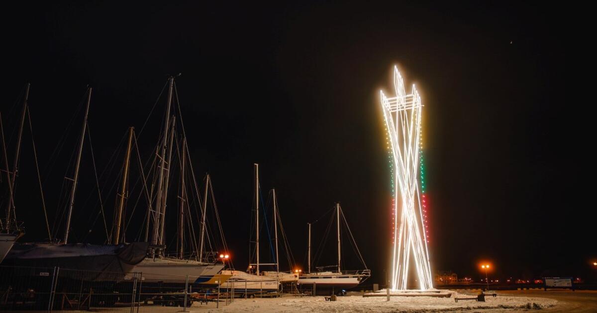 Kruizinių laivų terminale – į 20 metrų aukštį pakilusi Lietuvos trispalvė