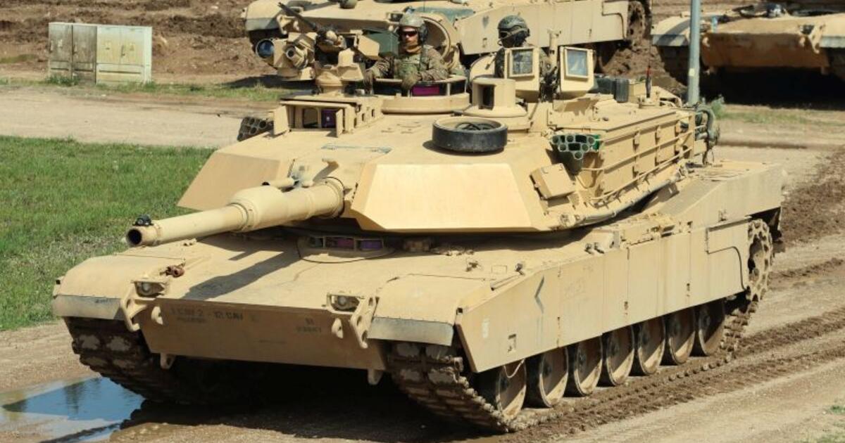 Lenkijos šarvuotas kumštis stiprėja: gauta naujausia „Abrams“ tankų partija