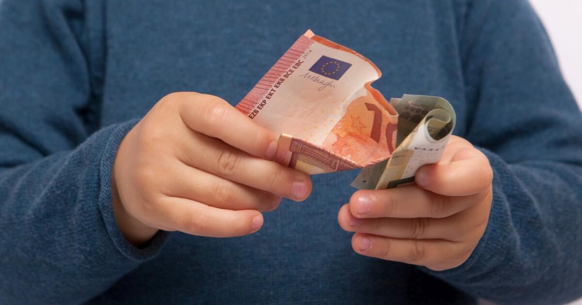 Nepilnametis iš prekybos centro pavogė kelis tūkstančius eurų ir telefoną