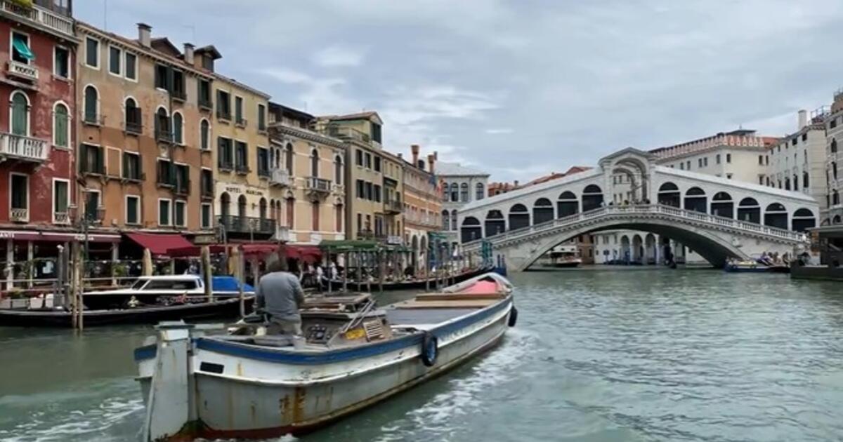 Drama Venecijos širdyje: po Rialto tiltu motorlaivis sudaužė gondolas - Peru turistų maudynės kanale
