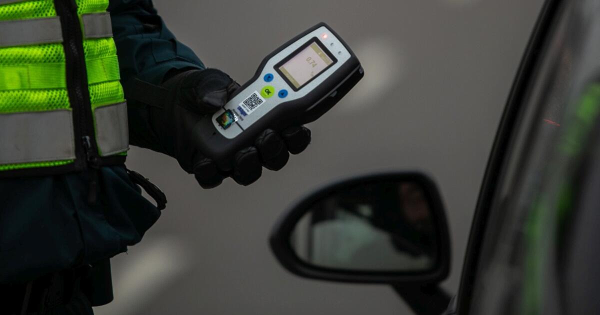 Dama iš vakarėlio savomis kojomis išeiti negalėjo, tai sėdo vairuoti: kilo pavojus ne tik aplinkinių gyvybėms