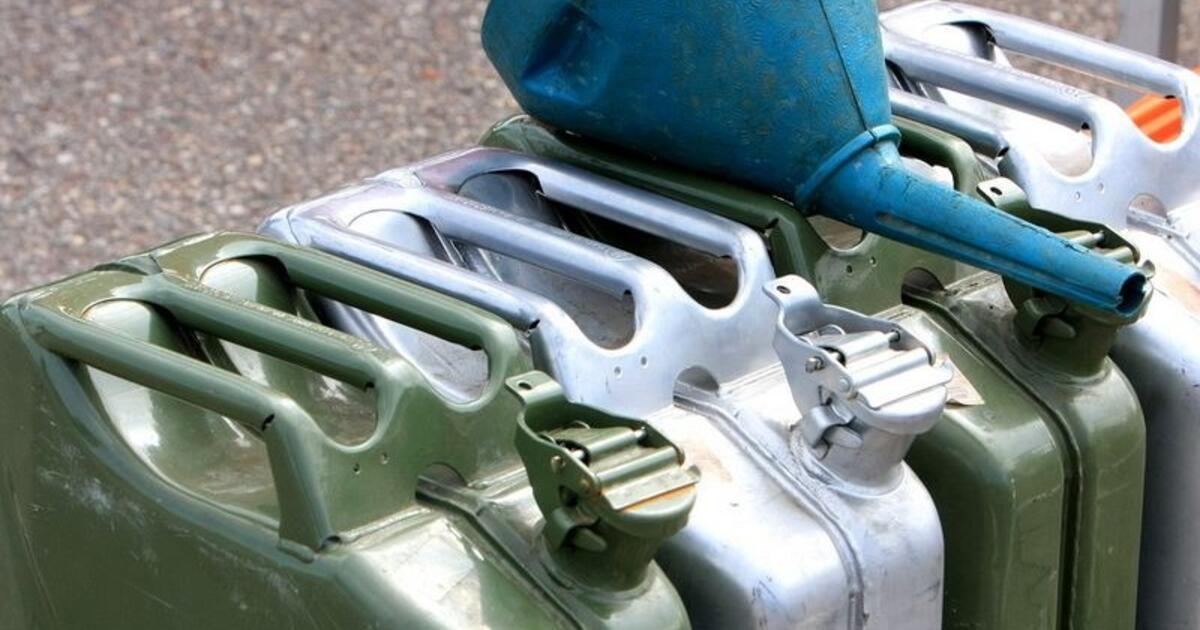 Degalų kainų kare Lietuva mojuoja balta vėliava: kaimynai pjauna mokesčius, mes – skaičiuojame centus