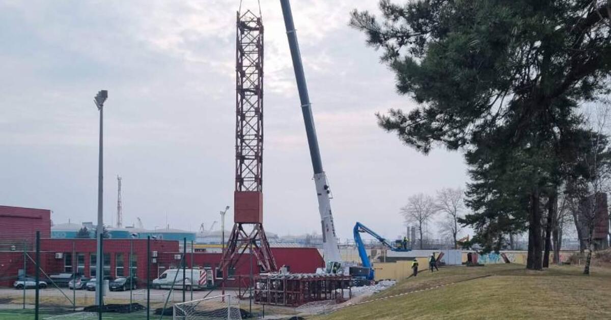 Prie stadiono griuvo bokštai