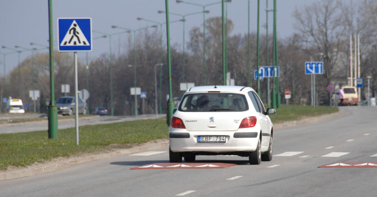 Nauji kalneliai Liepojos gatvėje stabdo ir greitąsias