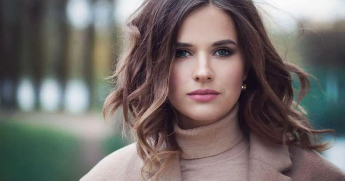 Minus 5 metai per 10 sekundžių: paprastas triukas su plaukais, keičiantis veidą