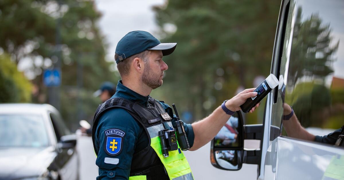 Prie mažojo automobilio vairo - „įkalęs“ paauglys: naujo darbo ieškosis ir patyręs „fūristas“