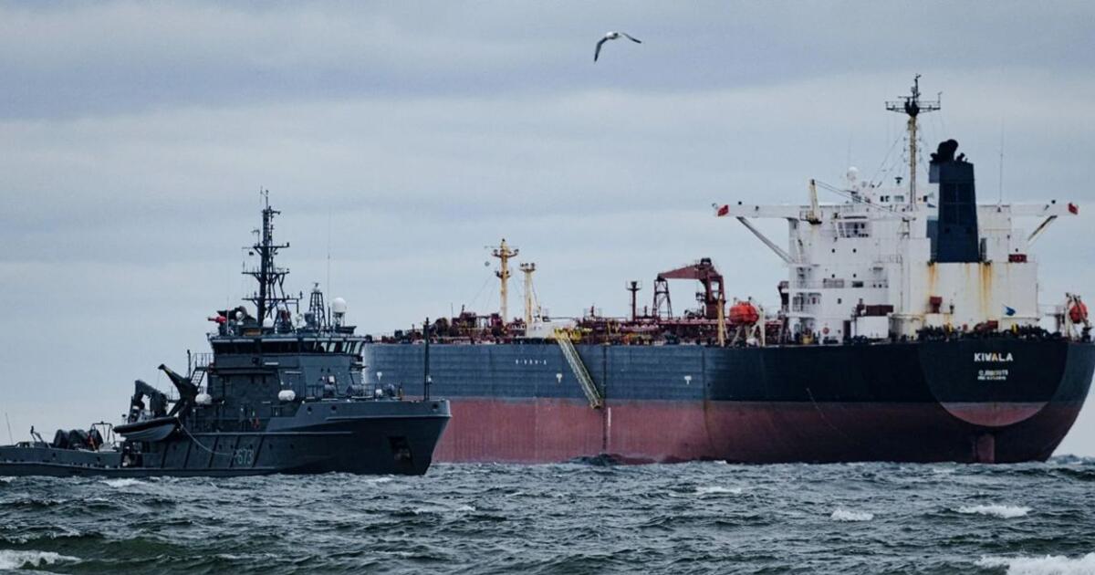 Smūgis Kremliaus pajamoms: britų laivynas stabdys Rusijos „šešėlinio laivyno“ tanklaivius