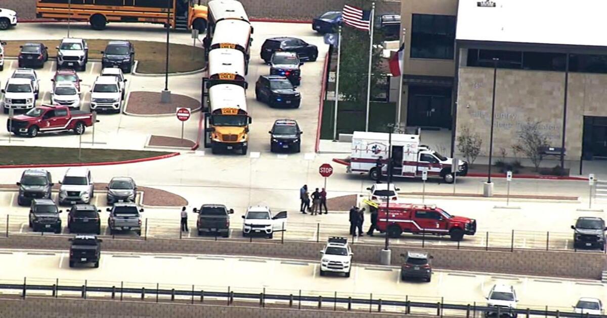 Teksaso vidurinėje mokykloje mokinys šovė į mokytoją, po to nusišovė