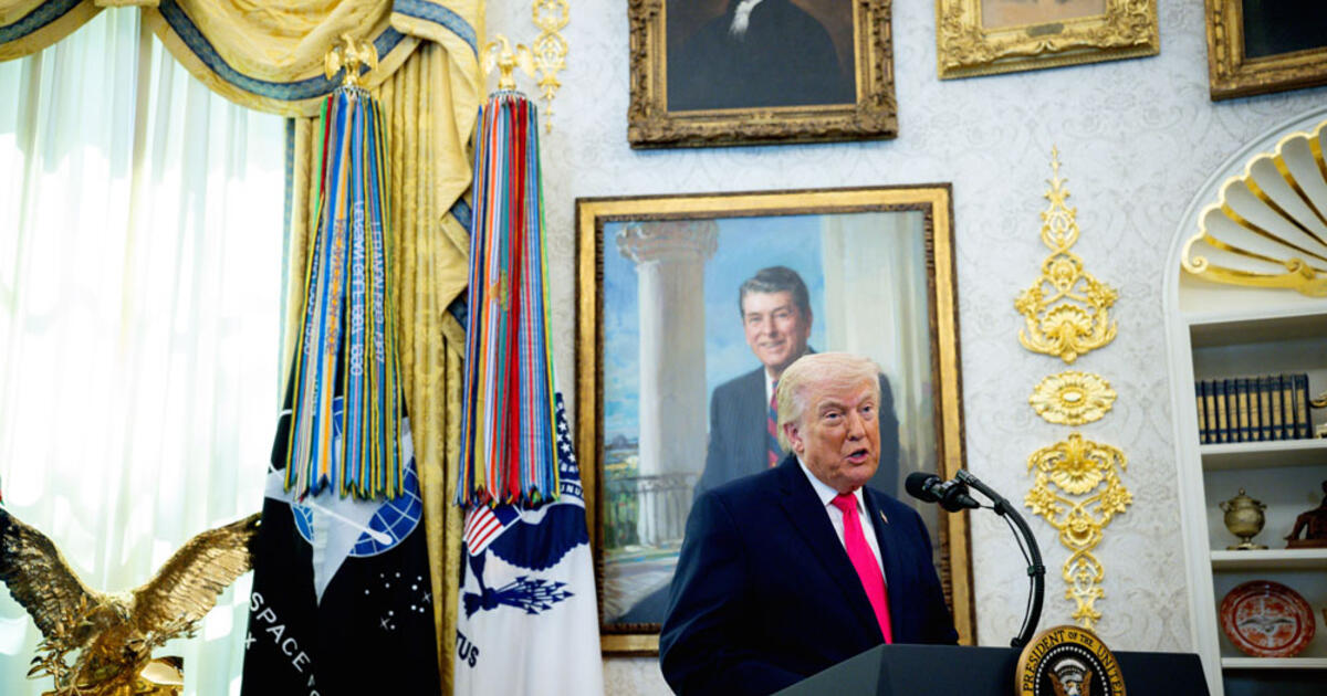 Trumpas sako, kad Iranas įteikė JAV dovaną, susijusią su Hormūzo sąsiauriu