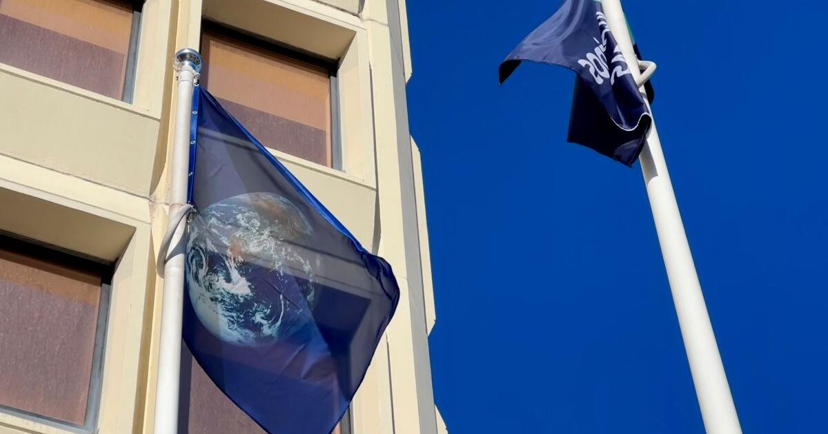 Penkiolika metų tradicijos: prie Klaipėdos uosto vėl suplevėsavo Žemės dienos vėliava