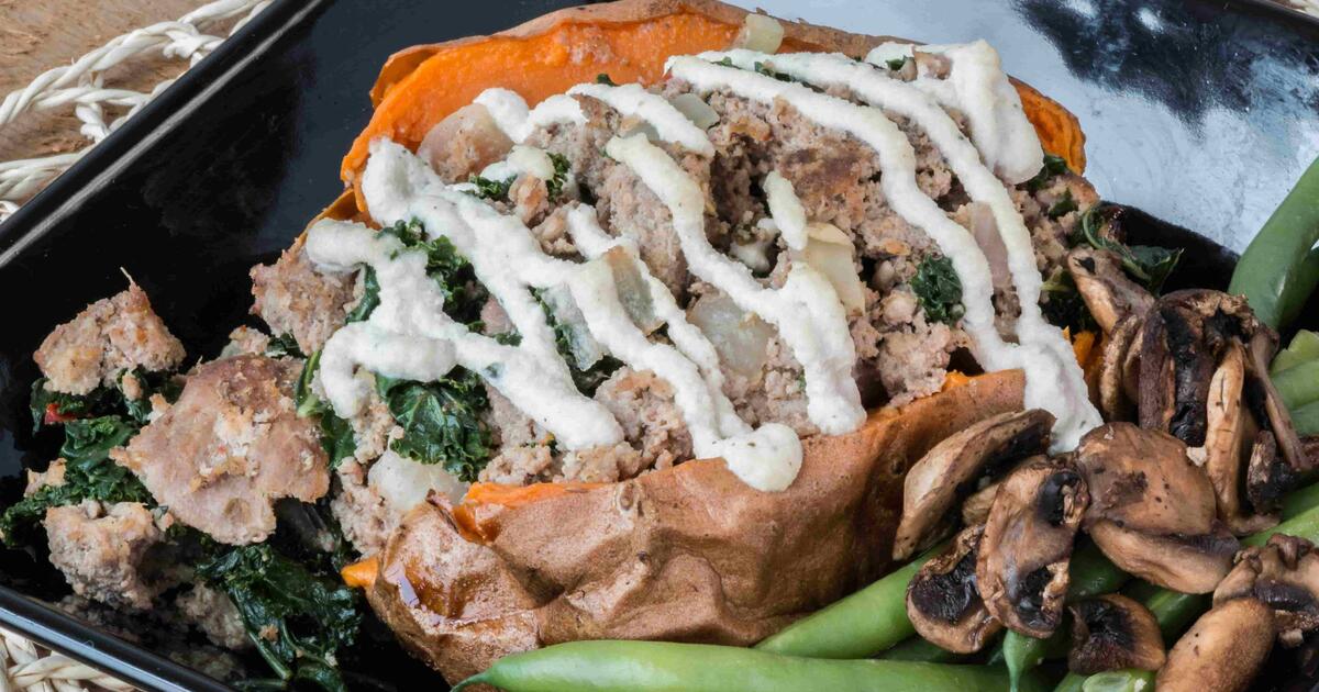 Lėkštės centre saldi bulvė – šį pigų patiekalą jau išbandė milijonai žmonių