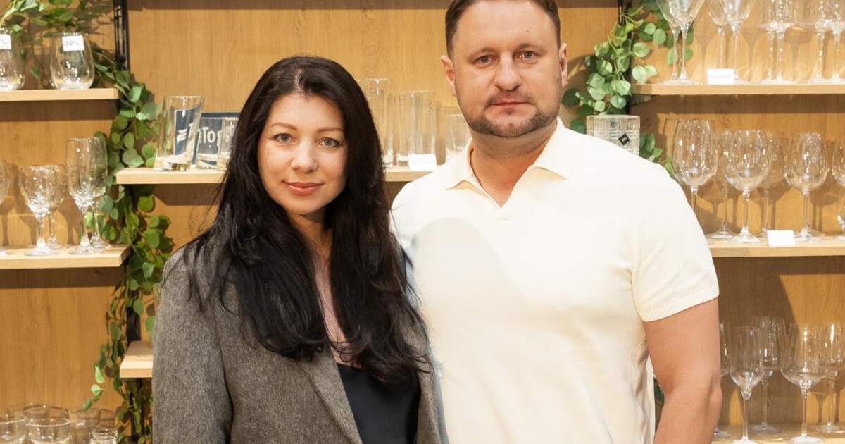Parduotuvės atidaryme Klaipėdoje – retai viešumoje matomas Andrius Rimiškis su besilaukiančia žmona Vaida