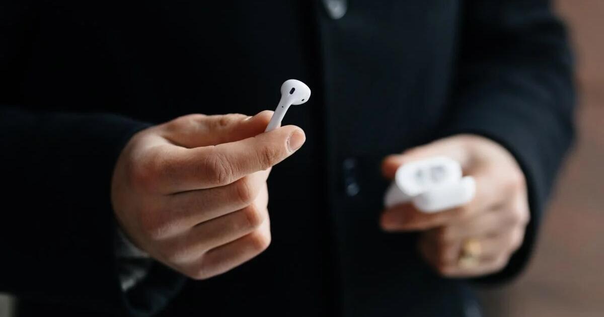 Ar saugu palikti „AirPods“ įkrauti visą naktį: ekspertai įvertino riziką