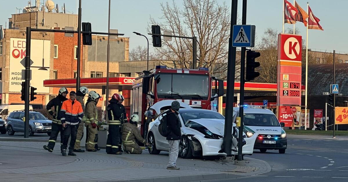 Įsibėgėjusi „Tesla“ pylė tiesiai į apšvietimo stulpą: metalinis stulpas atlaikė, bet žibintą teko nuimti