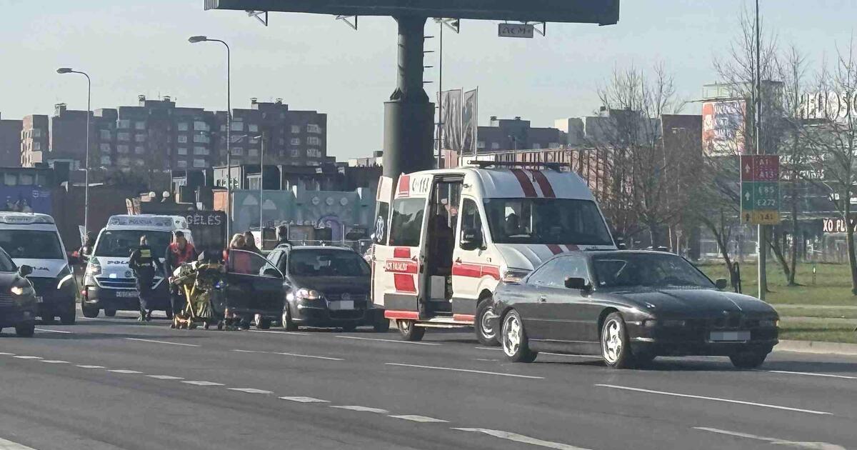 Saulėtą rytą labai jau skubėjo: prie sankryžos teko sustoti ilgam