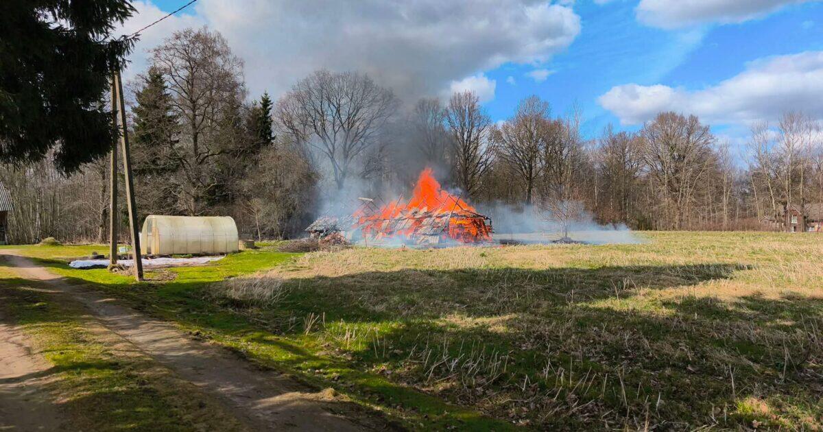 Skubėjo gesinti gyvenamąjį namą: liepsnos visiškai sunaikino ūkinį pastatą