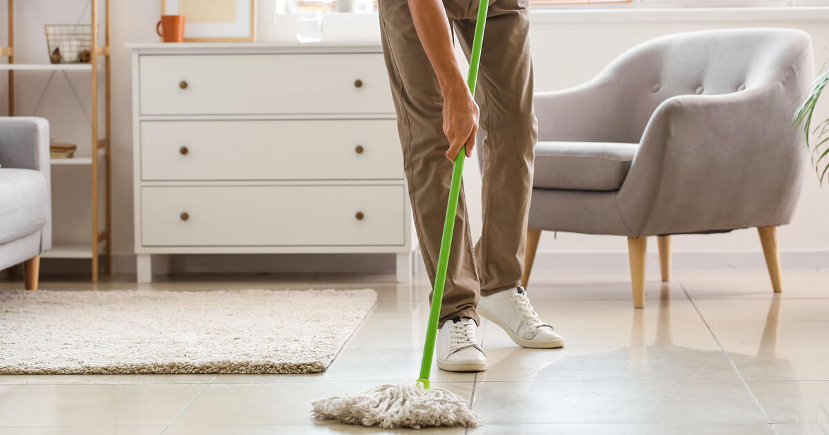Daugiau jokių lipnių dėmių ir dryžių: ekspertai paaiškina, kaip tinkamai plauti grindis