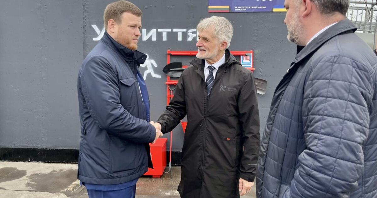 Klaipėdos uostas perdavė Ukrainai generatorių ir mobilią priedangą