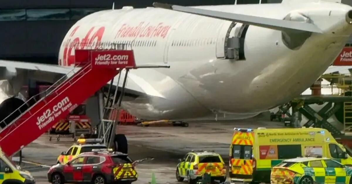 Vyras iškrito iš keleivinio lėktuvo: kas nutiko Mančesterio oro uoste?