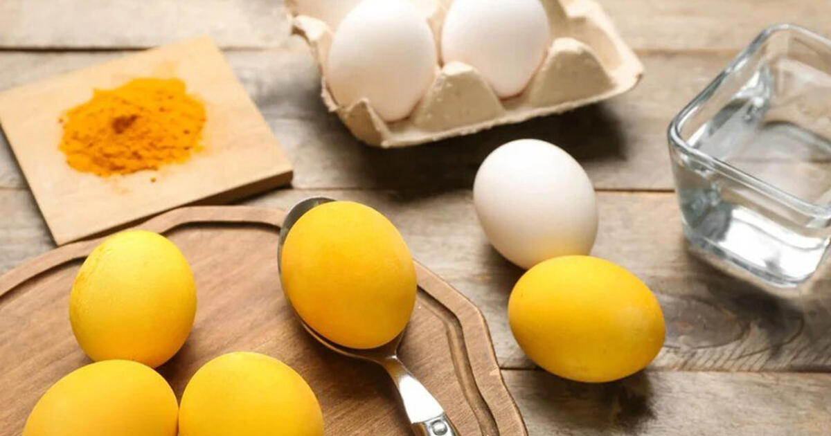 Ryškiai geltoni kiaušiniai ant Velykų stalo: paprastas būdas dažyti natūraliais prieskoniais