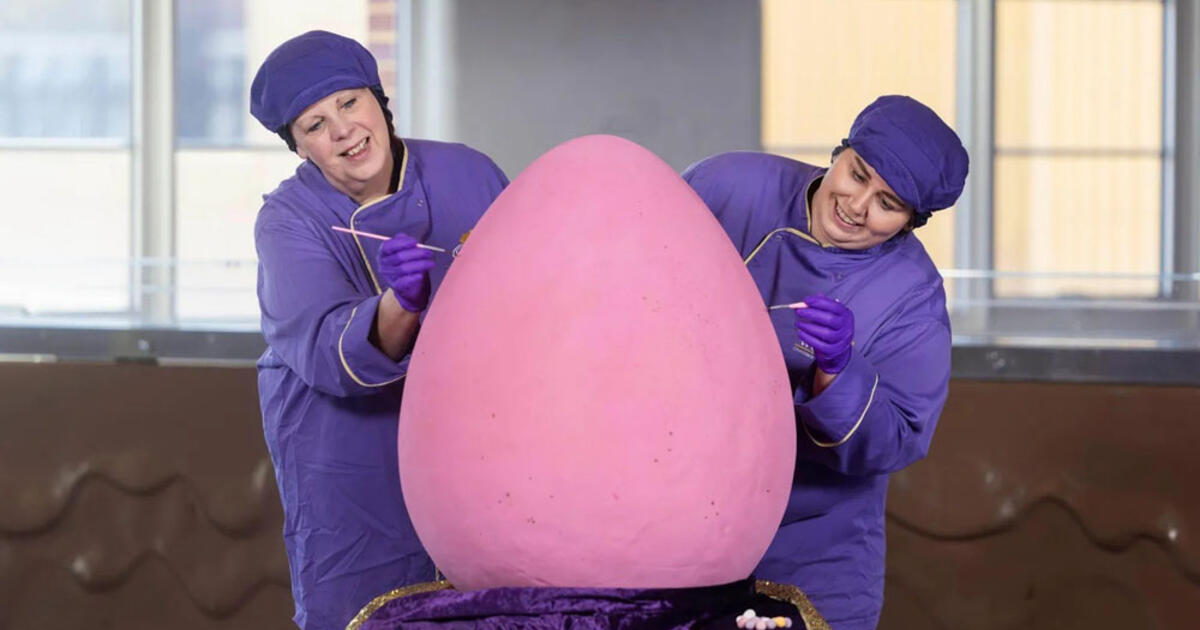 Konditerijos meistrai pristatė neįtikėtiną kūrinį – milžinišką velykinį kiaušinį: svoris prilygsta stručiui