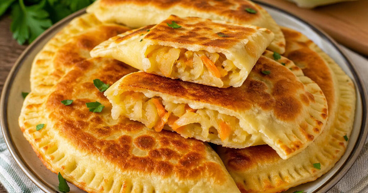 Sumaišau bulves su 1,5 stiklinės miltų — gaunasi nepaprastai minkšti ir skanūs paplotėliai: tešla tiesiog puri kaip pūkas