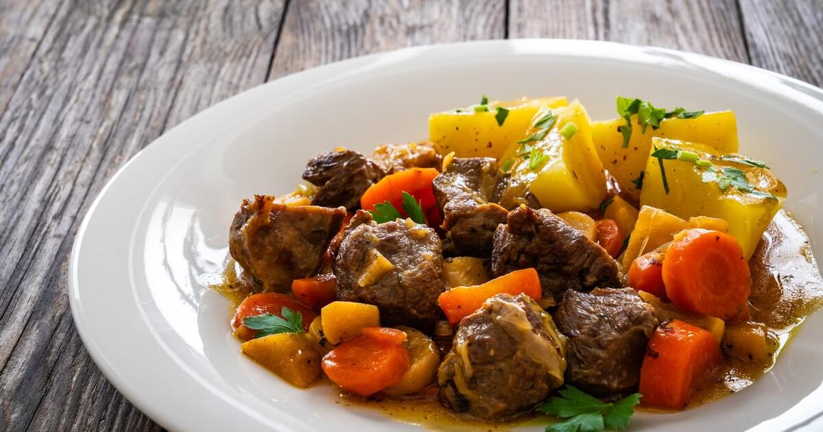 Pavasariškas troškinys su kiaulienos mente – sotus, pigus ir lengvas patiekalas tiek kasdienai, tiek Velykoms