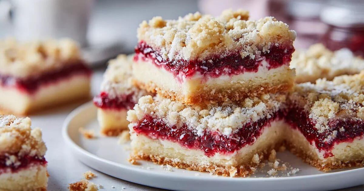 Kefyro pyragas su uogiene: minkštas ir drėgnas desertas prie arbatos vos per pusvalandį