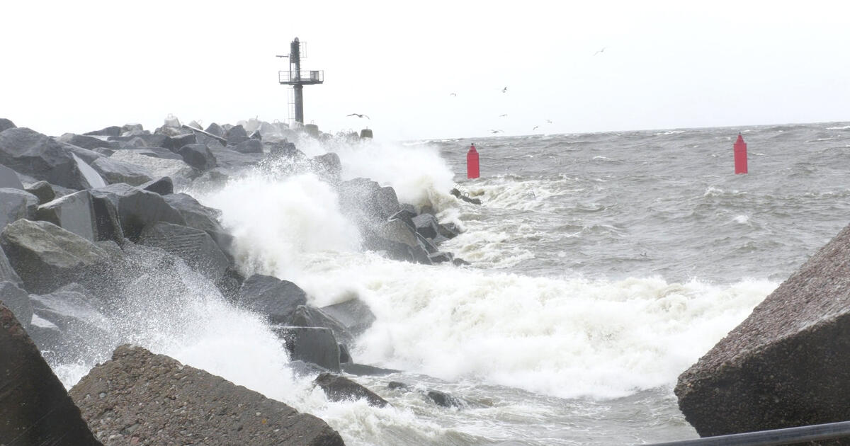 Smarkus pajūrio vėjas traukia lankytojus prie Šiaurinio molo (vaizdo įrašas)