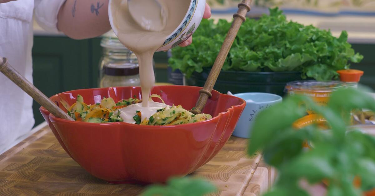 Receptas, kuris tikrai nepabos: Kotrynos Starkienės vištienos salotos – ir į darbą, ir į pikniką