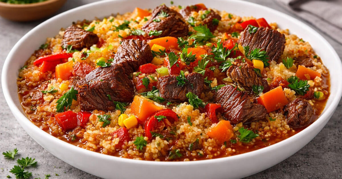 Kai plovui nėra jėgų, gelbsti „viskas viename“ receptas: bulguras, troškinta mėsa, daržovės — sotu, greita ir jokių rūpesčių