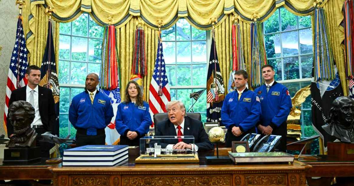 Trumpas Baltuosiuose rūmuose priėmė „Artemis“ misijos astronautus