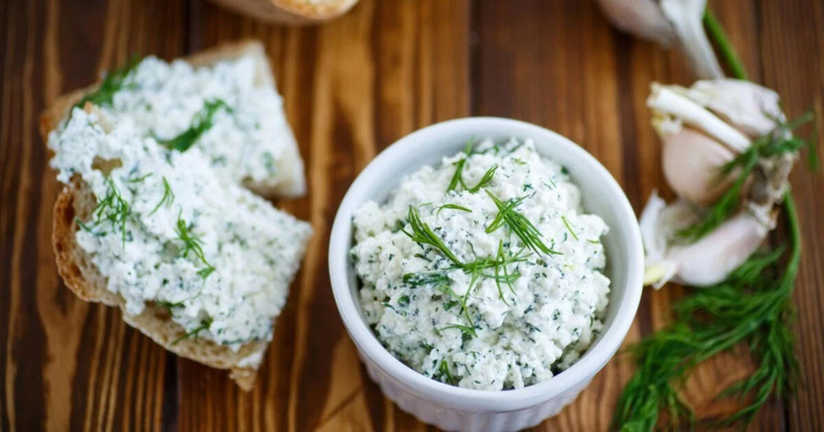 Varškės užtepėlė su žalumynais ir česnaku: paruošite vos per 10 minučių