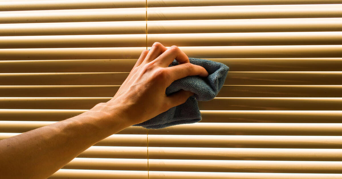Kaip nuvalyti žaliuzes jų nenuimant: netikėtas ir veiksmingas patarimas