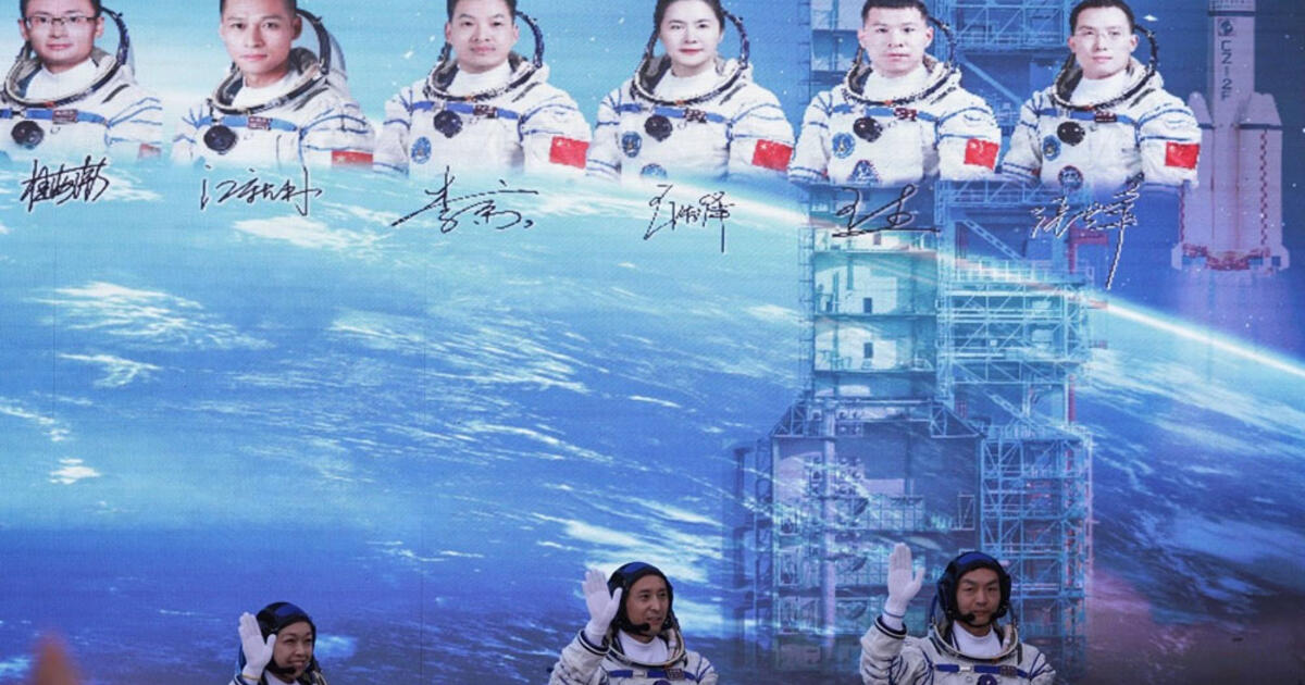 Trys Kinijos astronautai, vykdydami misiją „Shenzhou-23“, išvyko į kosminę stotį